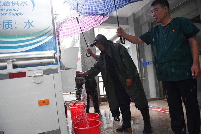 　7月31日，在北京市门头沟区，一辆北京市自来水集团的水车为因强降雨停水的一处疗养院供水。