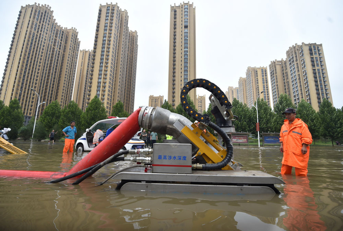 　　7月31日，在河北省石家庄市裕华路一处积水路段，工作人员进行紧急排水。新华社发