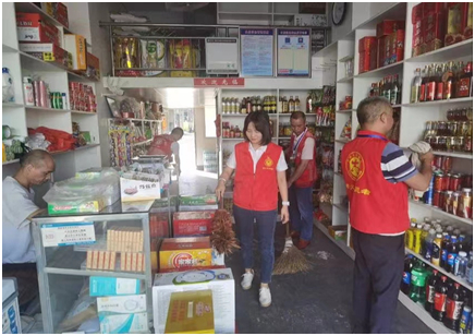 崇义县烟草专卖局“以老带新”组织青年员工帮助零售户打扫卫生