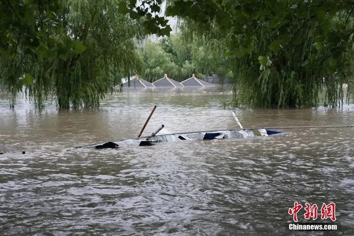 7月31日，北京房山区琉璃河镇琉璃河湿地公园部分区域被大石河水淹没。中新社记者 崔楠 摄