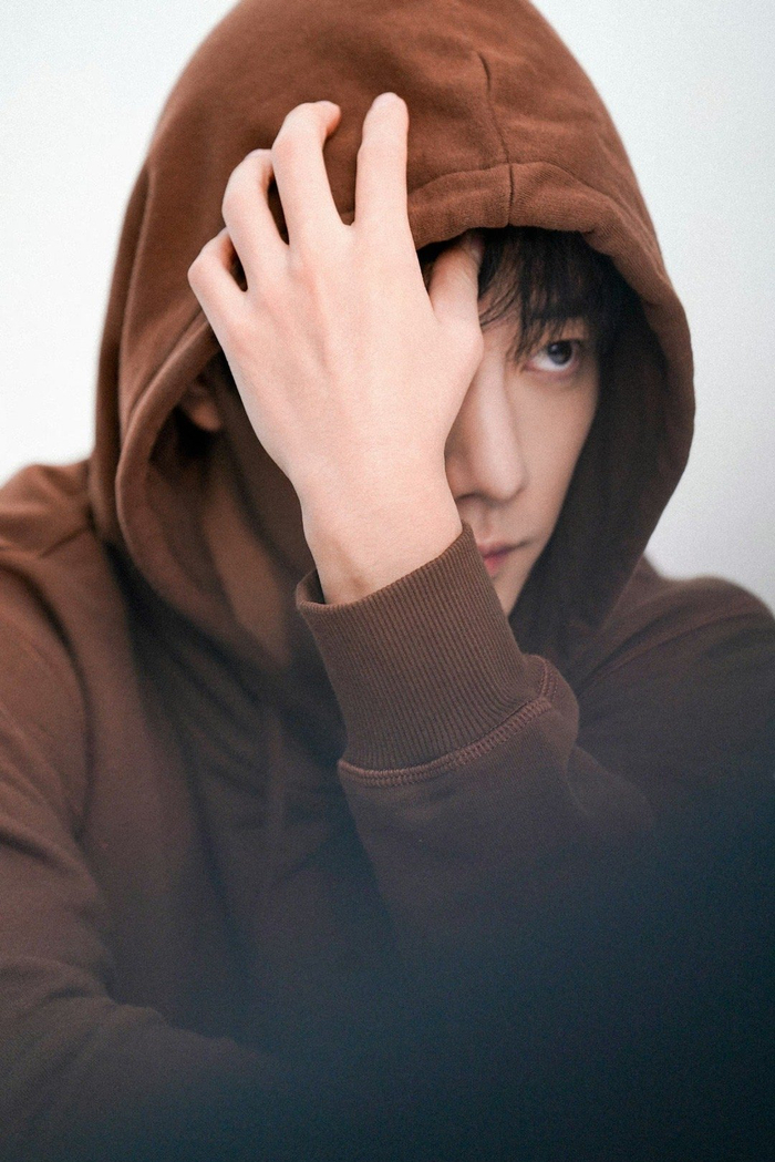 肖战顺毛白背心……|肖战_新浪新闻