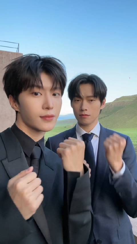 魏大勋和范丞丞跳手势舞视频有你俩这西装挺帅的啊