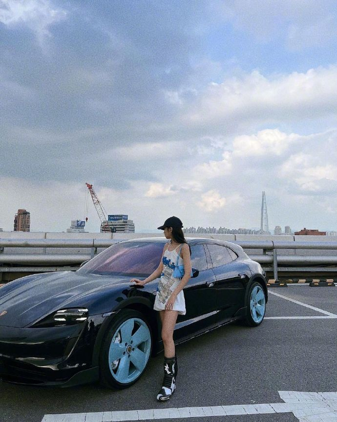 金珍妮已美美坐上联名车兜风勿扰……|金珍妮|上联|名车_新浪新闻