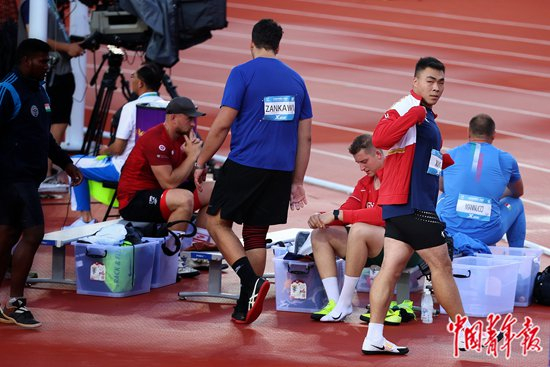     8月2日晚，成都大运会男子铁饼决赛后，中国选手邢家栋在赛场上。中青报·中青网记者 赵迪/摄