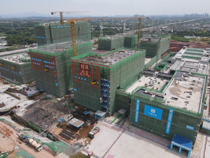 ↑2023年7月10日，7家项目医院之一的南方医院赣州医院蓉江院区工程主体结构全面封顶。