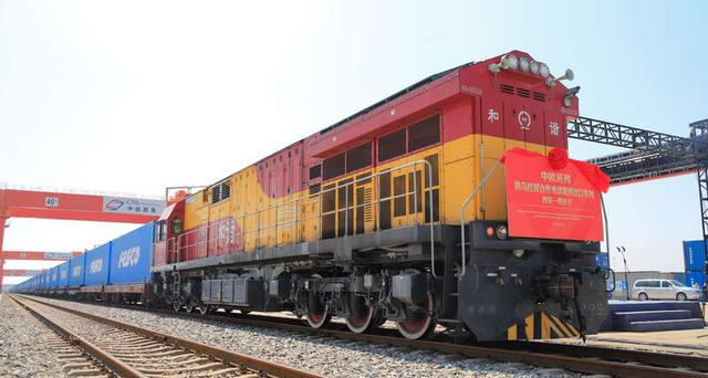 中欧班列长安号光伏专列从西安发车