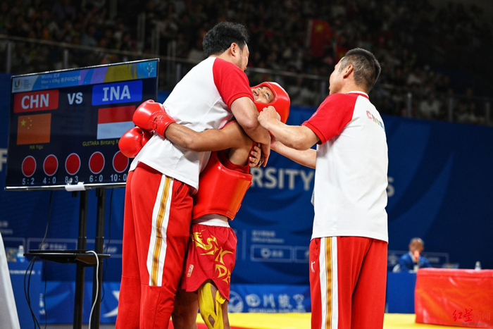 马衣姑与教练庆祝夺金