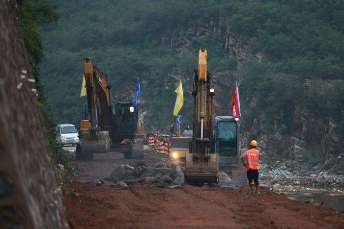 门头沟区鲁坨路，大型工程车辆正在清理道路。新京报记者 王贵彬 摄