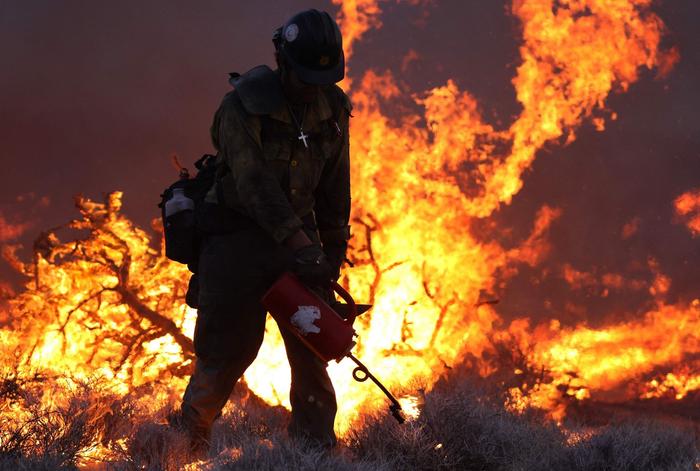 当地时间2023年7月30日，美国加州莫哈维国家自然保护区，消防员正在灭火。图/视觉中国