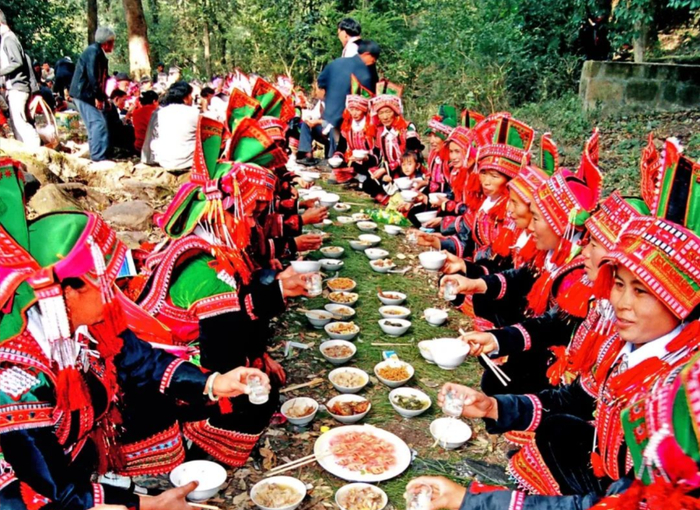 活动地点:坡头甸新大街活动时间:8月5日 下午17:30"彝族长龙宴"活动