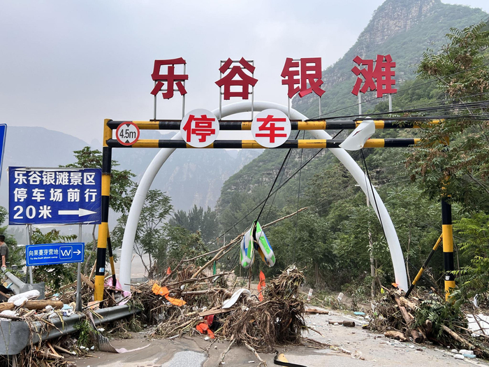 8月2日晚7点，三渡桥附近乐谷银滩景区设施已被洪水冲毁。新京报记者 陈璐 摄