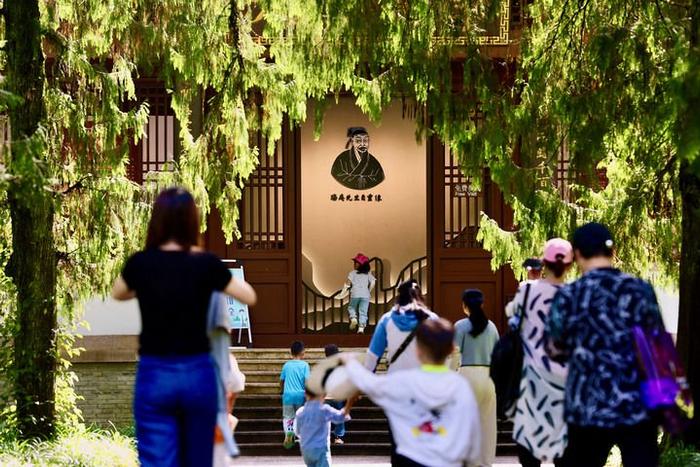 游客参观位于福建武夷山朱熹园的武夷精舍（2022年6月6日摄）。新华社记者 姜克红 摄