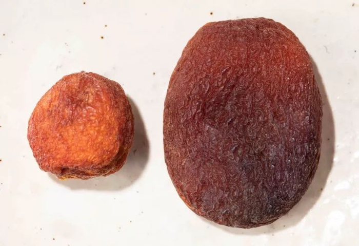 左为小编买的杏干，右为这款新疆杏干