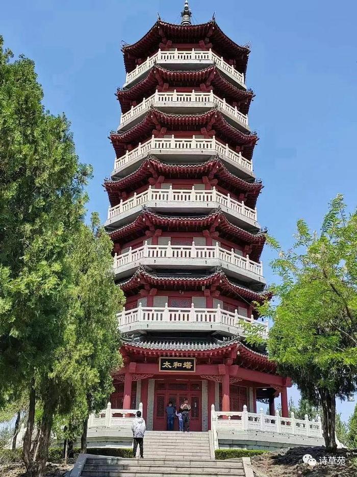 注:太和文会指朐山山顶的太和塔和文会阁两大建筑乡城景致无边.