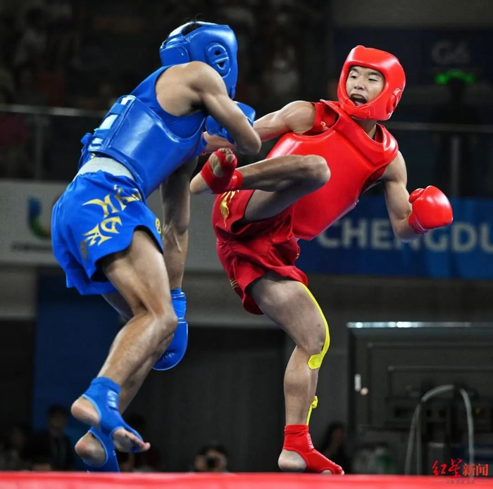 中国队选手马衣姑（红）在决赛中