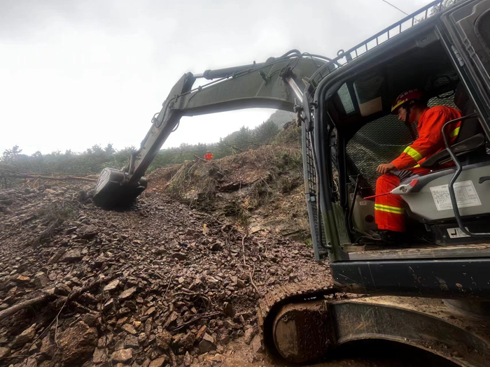 组图丨6小时高强度作业,工兵打通108国道松树岭隧道|隧道_新浪新闻