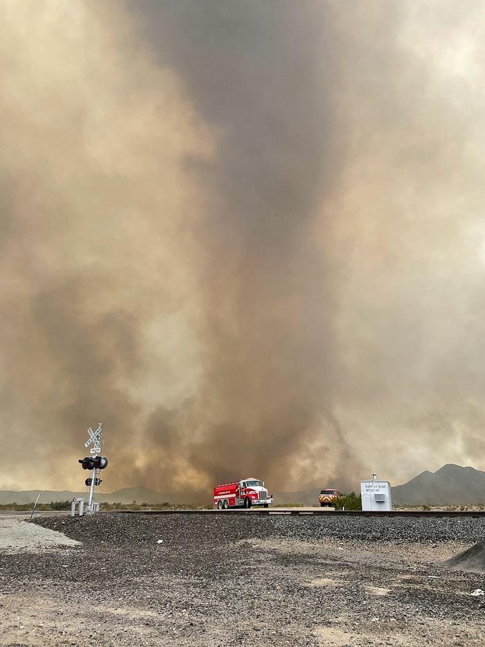 当地时间2023年8月1日，美国加州，莫哈维沙漠的野火蔓延，大火中出现了“火龙卷”。图/视觉中国