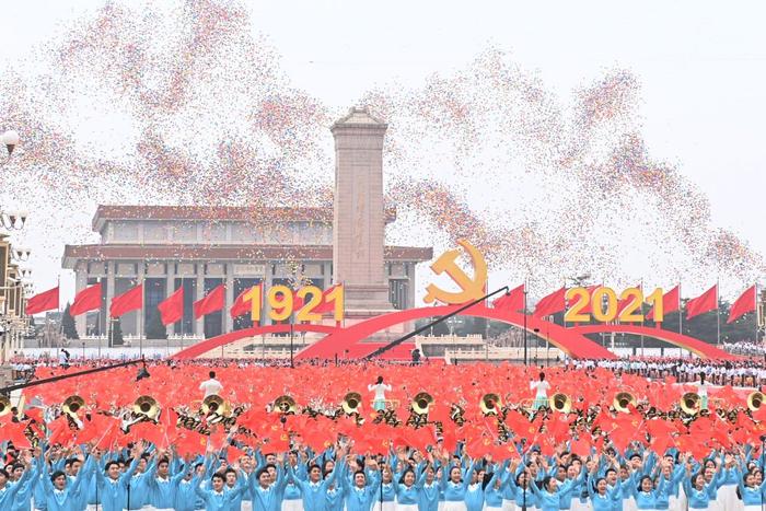 2021年7月1日上午，庆祝中国共产党成立100周年大会在北京天安门广场隆重举行。这是庆祝大会现场放飞气球。新华社记者 李尕 摄