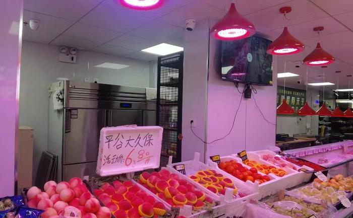 肉品鲜鹏程冷鲜肉西花市店中，生鲜灯下的水果看起来颜色诱人。 新京报记者 刘欢 摄