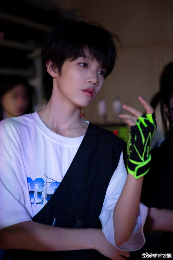 tf四代公演后台花絮照,弟弟们都好可爱呀,继续加油吧!