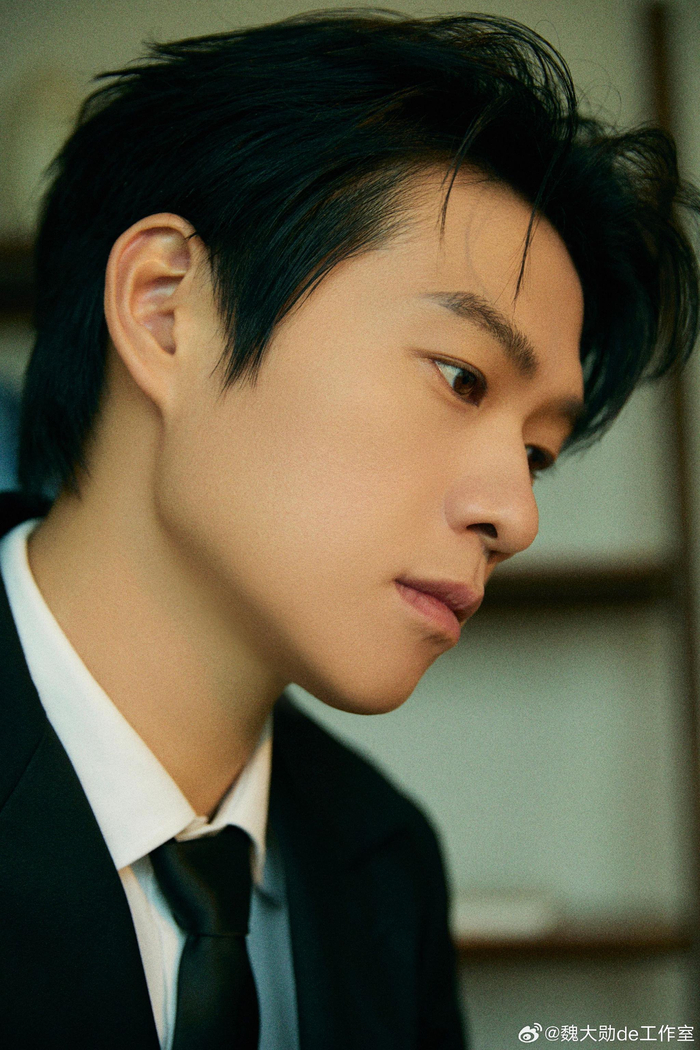 黑西装白衬衫品茶的大勋,帅气有型的大帅哥|魏大勋_新浪新闻