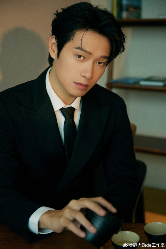 黑西装白衬衫品茶的大勋,帅气有型的大帅哥|魏大勋_新浪新闻