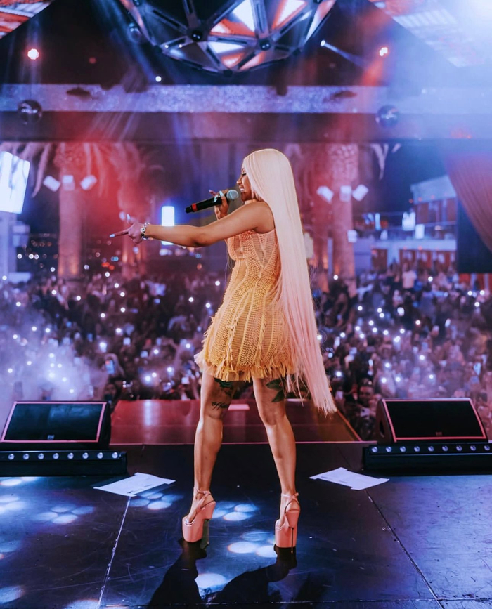 卡迪比女士Cardi B在拉斯维加斯演出时没穿内裤_新浪新闻