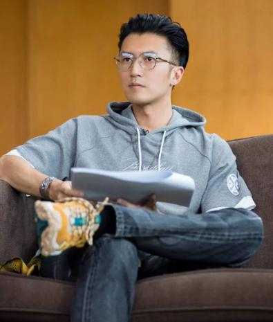 谢霆锋与大儿子返港,难舍难离拥抱话别,谁敢说父子关系不好?