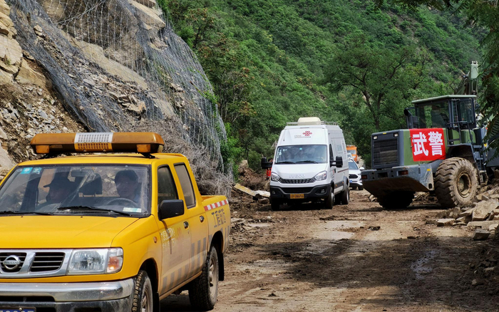 拓宽道路保障抢险,武警北京总队机动某支队抢修109国道|武警|北京市