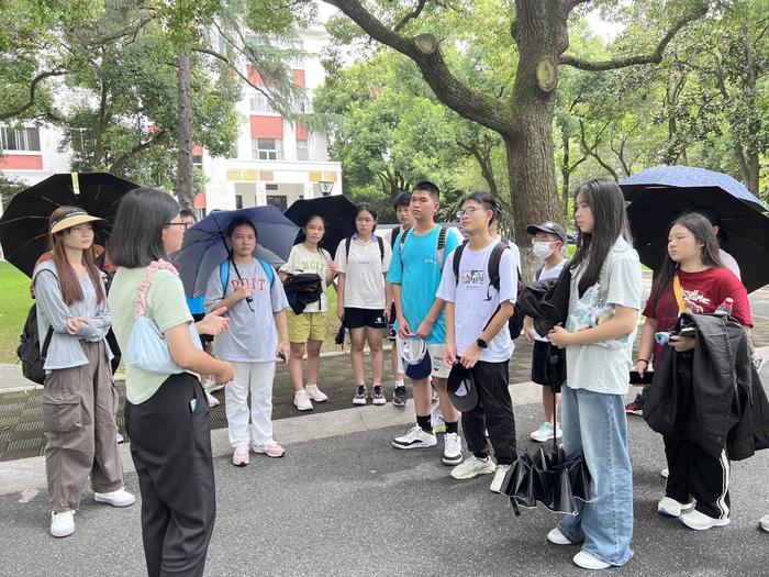 记者 唐艺文 摄小营员们行走在浙江大学玉泉校区.