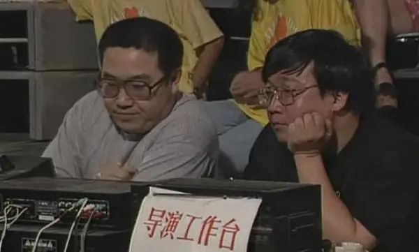 英达、梁左在《我爱我家》片场