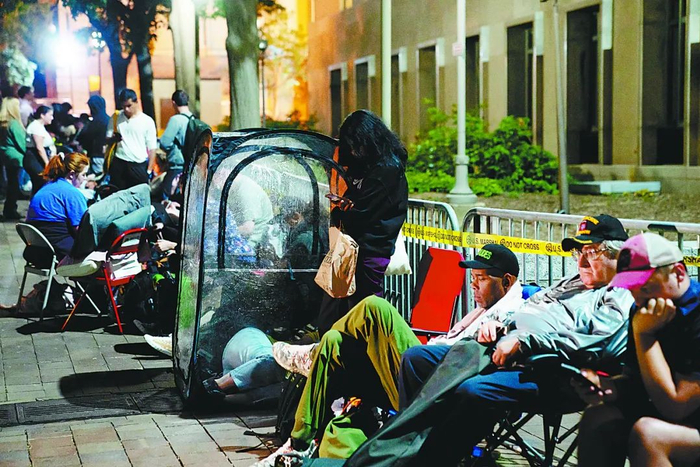 特朗普3日将出庭应讯。图为媒体记者在法院外过夜，等待在法庭上抢占位置。 