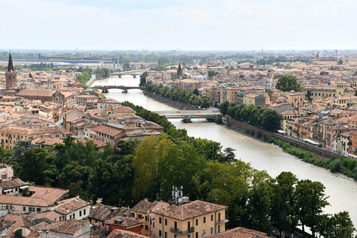 这是8月3日拍摄的意大利维罗纳城市风光.
