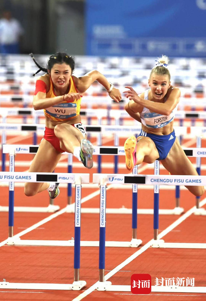 在女子100米跨栏决赛颁奖典礼之后,举行了该项目的新闻发布会.