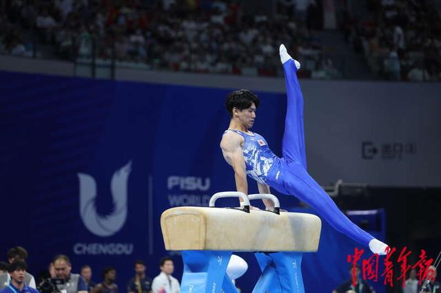 8月4日，四川成都，成都大运会体操男子个人全能决赛上，日本选手桥本大辉在鞍马比赛中。中青报•中青网记者 曲俊燕/摄