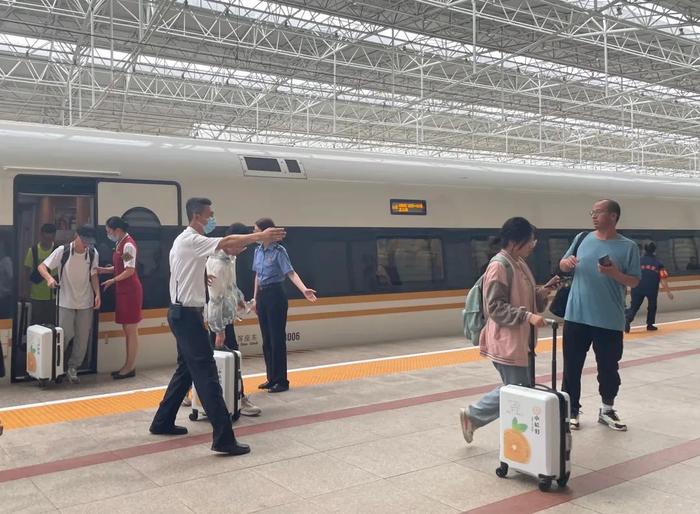 ▲8月2日下午5点半，K1178次列车上滞留的旅客抵达北京北站。新京报记者 左琳 摄
