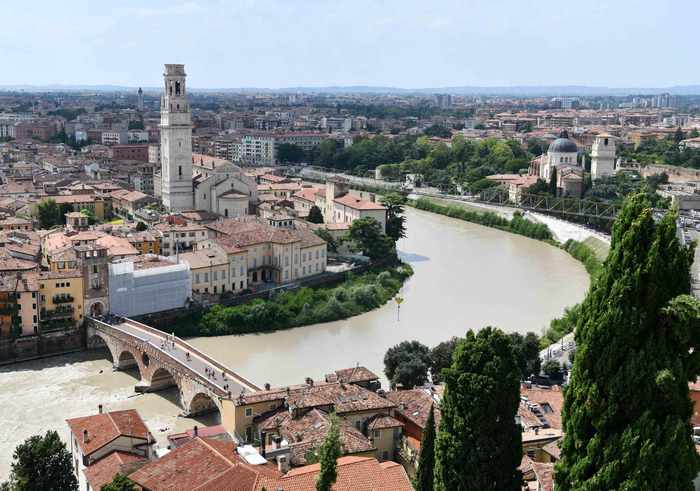 这是8月3日拍摄的意大利维罗纳城市风光.新华社记者 金马梦妮 摄