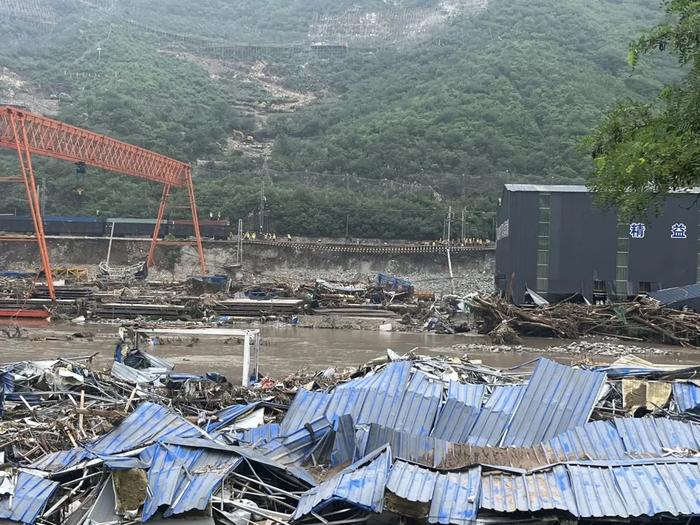 ▲8月2日，安家庄站附近的铁轨路基塌陷，维修人员正在抢修。新京报记者 丛之翔 摄