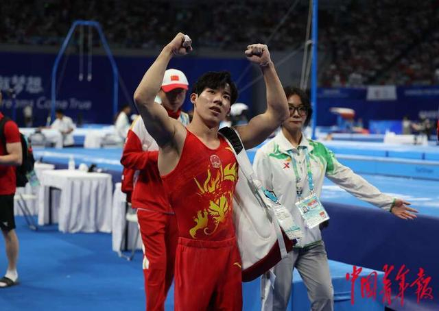 8月4日，四川成都，成都大运会体操男子个人全能决赛后，张博恒绕场庆祝。中青报•中青网记者 曲俊燕/摄