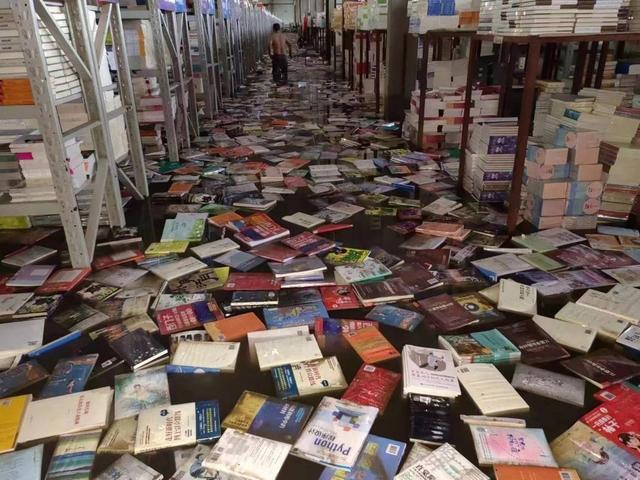 北京西南物流涿州园书商仓库被洪水浸泡。    《出版人》杂志微信号 图