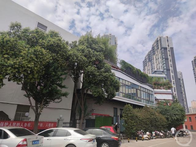 纵横文化城与洛阳市公安局涧西分局相邻。图片来源/上游新闻记者 沈度