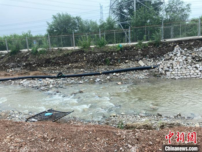 8月3日，位于北京市海淀区北安河北路附近的泄洪渠。中新社记者 徐婧 摄