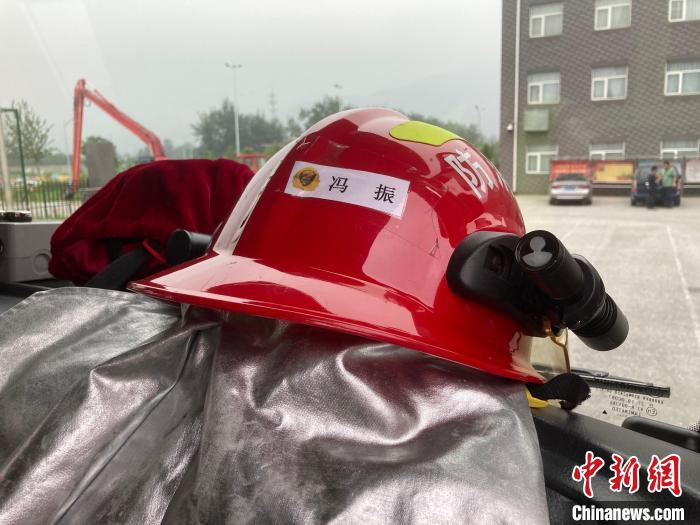 2023年8月，救援车内冯振的安全帽。中新社记者 徐婧 摄