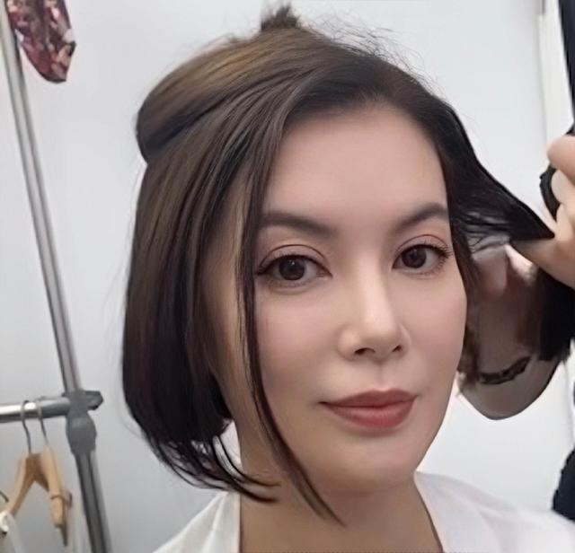 香港知名女星全面复出,未婚产女当单亲妈妈多年,遭前男友家暴