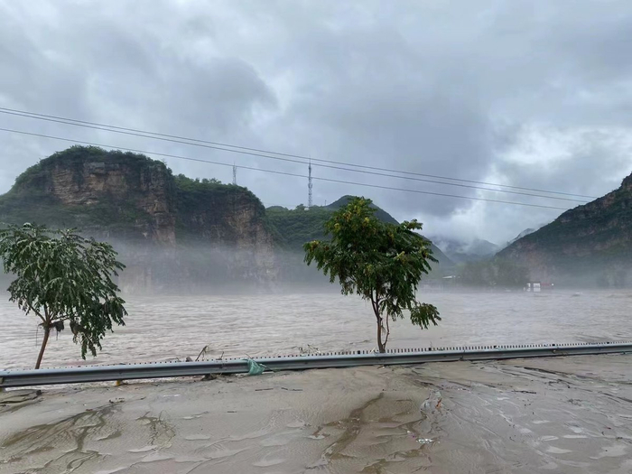 郭纲的项目地遭遇洪水。