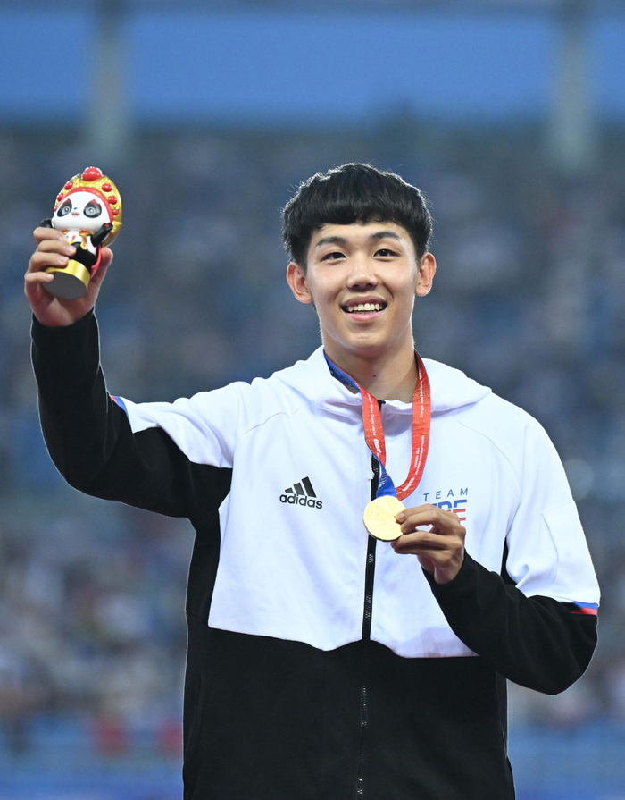 田径男子400米跨栏中国台北选手彭名扬夺冠