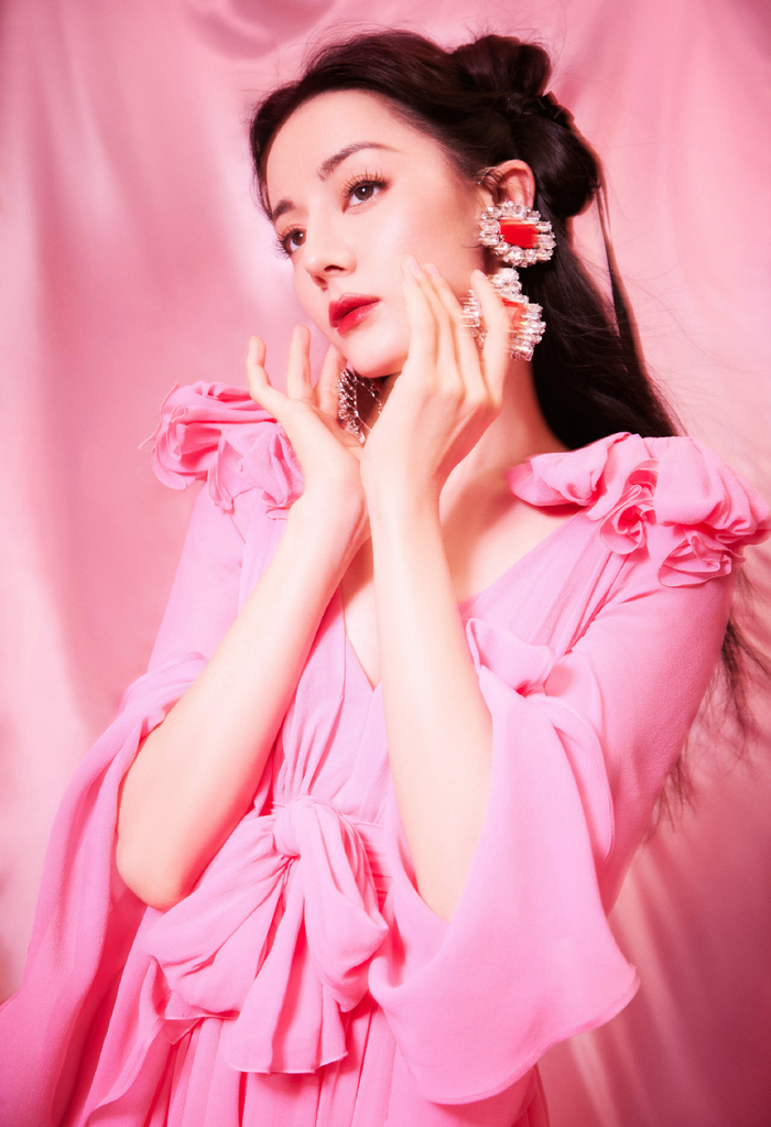 迪丽热巴和粉色的适配度真的好绝啊家人们!|迪丽热巴|直拍_新浪新闻