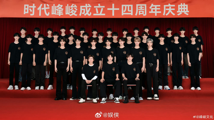 TF家族四代同堂大合照有,你认为TF家族的族草是谁?_新浪新闻