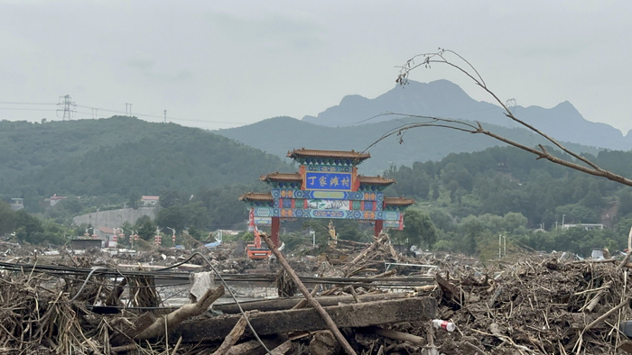 8月4日，丁家滩村外景，牌楼附近的房屋已被洪水冲毁。 新京报记者 慕宏举 摄