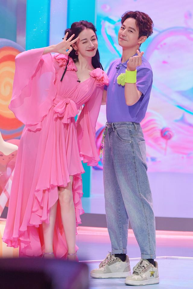 《你好,星期六》迪丽热巴跳新疆舞|迪丽热巴|你好,星期六|杨迪_新浪